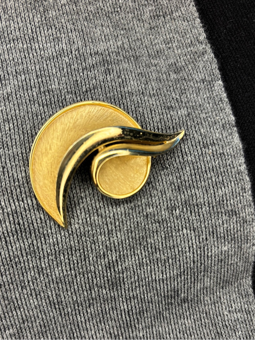 Vintage TRIFARI Gold Tone Abstract Swirl Brooch Pin Signed Modernist